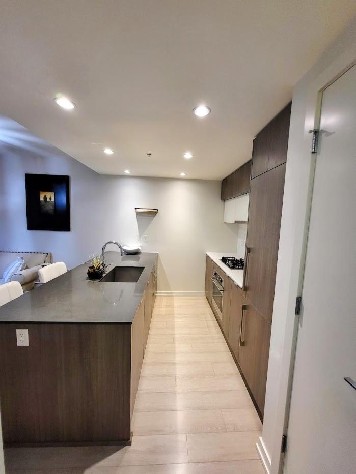 Your Perfect Escape - Modern Landmark Condo In Downtown Calgary - Free Parking- Premium Location מראה חיצוני תמונה