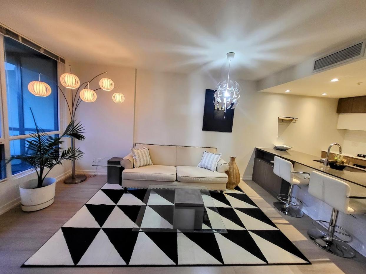Your Perfect Escape - Modern Landmark Condo In Downtown Calgary - Free Parking- Premium Location מראה חיצוני תמונה