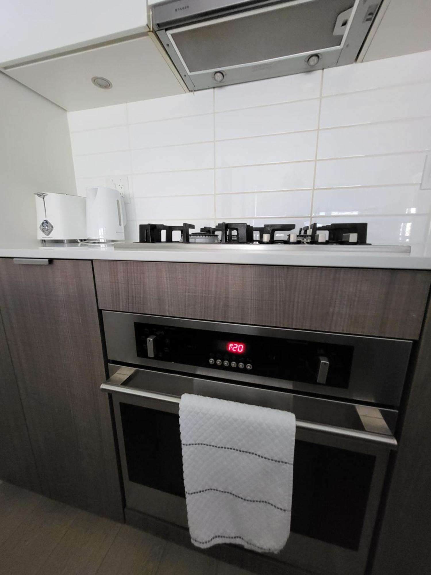 Your Perfect Escape - Modern Landmark Condo In Downtown Calgary - Free Parking- Premium Location מראה חיצוני תמונה