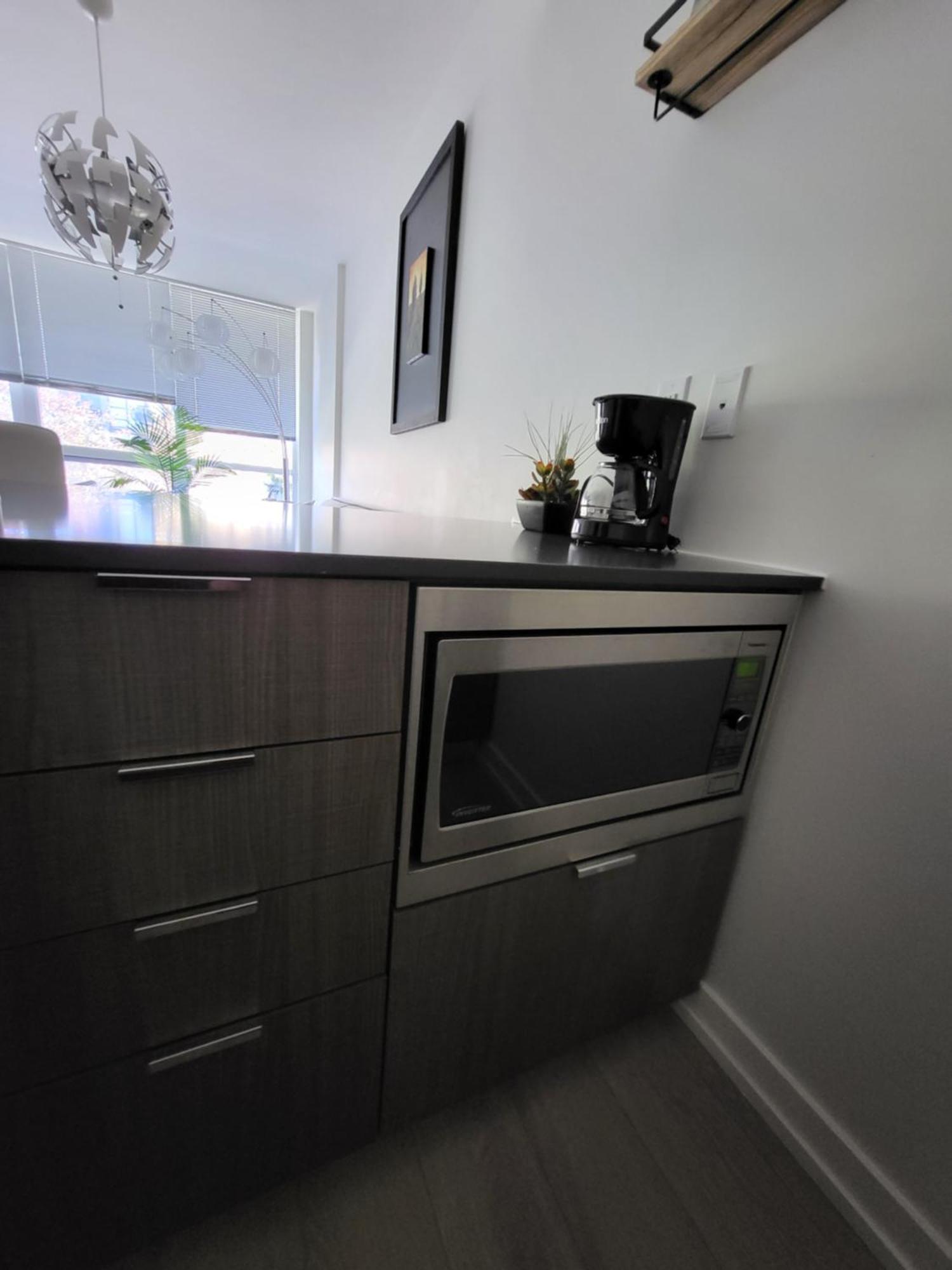 Your Perfect Escape - Modern Landmark Condo In Downtown Calgary - Free Parking- Premium Location מראה חיצוני תמונה